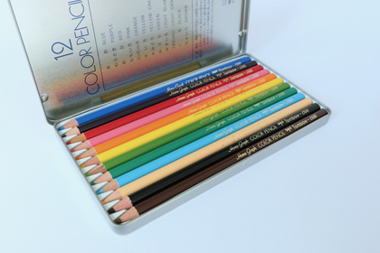 色鉛筆　トンボ12色　缶入の商品写真