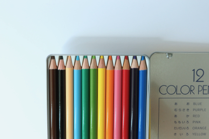 色鉛筆　トンボ12色　缶入の商品写真